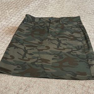 Nwt Level 99 size 29 camo skirt. Evereve